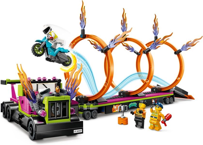 Блоковий конструктор LEGO City Завдання із каскадерською вантажівкою та вогняним колом (60357)