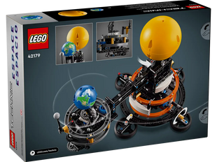 Блоковий конструктор LEGO Планета Земля та Місяць на орбіті (42179)